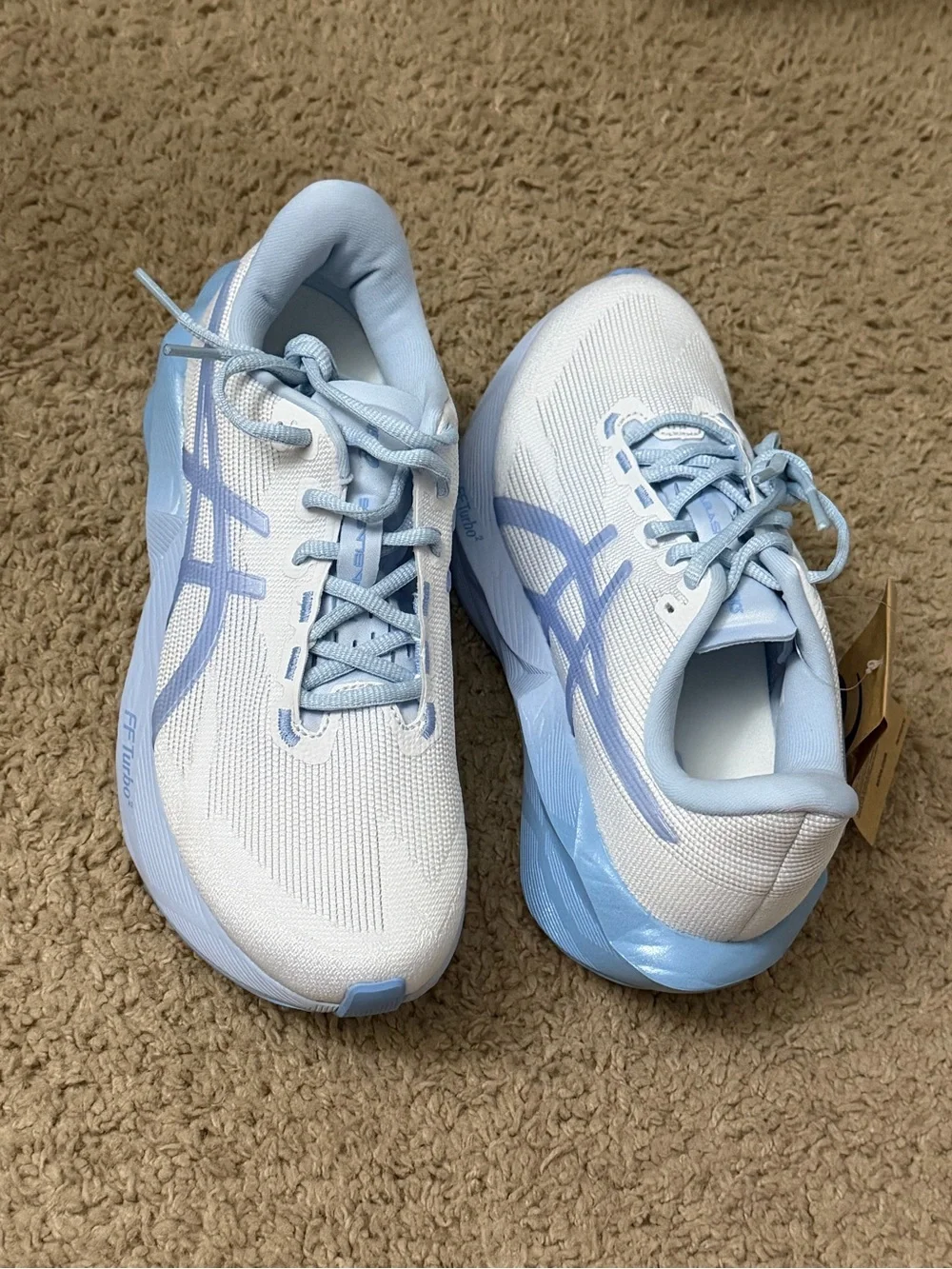 Asics Novablast 6 Women’s White and Light Blue Running Sneakers NEW size 7